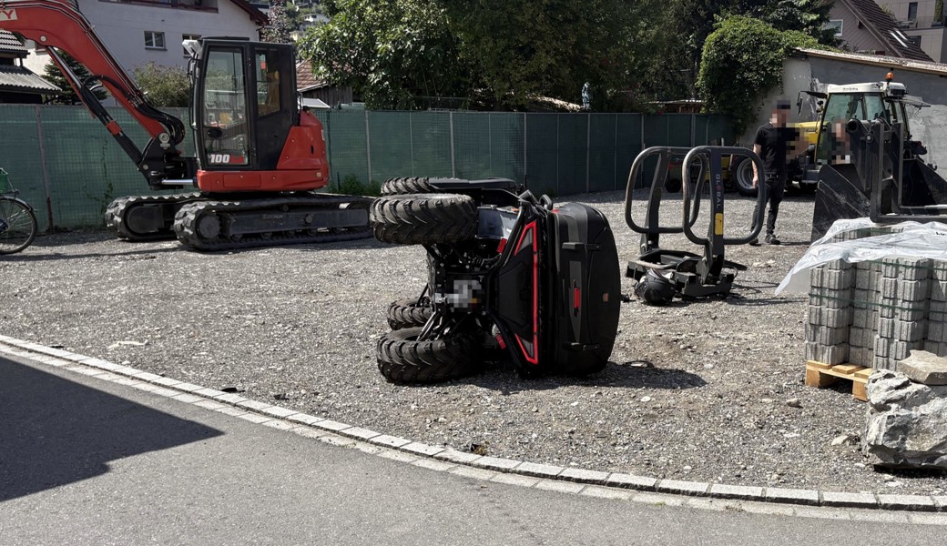 Das Quad kam neben der Kreuzung auf der Seite liegend zum Stillstand.