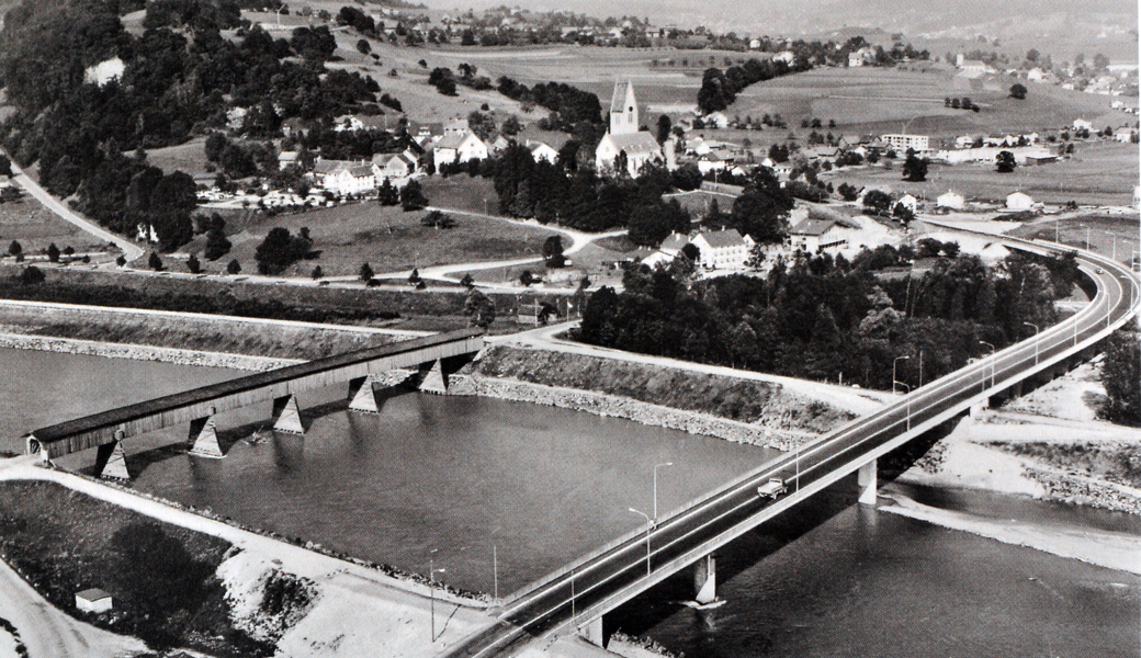 Am 28. August wurde die neue Rheinbrücke Haag-Bendern eröffnet, links ist noch die alte Holzbrücke zu sehen. 