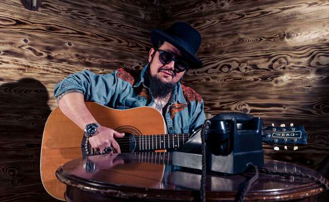 Marc Amacher mit dem Nummer-1-Album auf der Fabriggli-Bühne