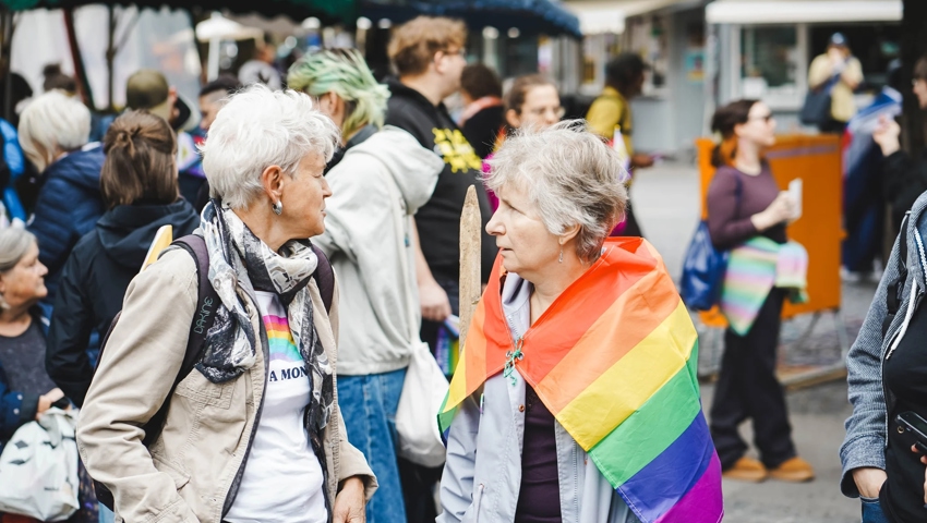 Es sind verschiedene Altersgruppen vertreten.