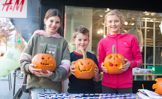 Kurz vor Halloween: Kinder schnitzen freche Fratzen in der «Gass»