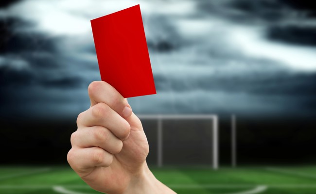 Kreisrichter erteilt Fussballfan wegen aggressivem Verhalten gegenüber Polizisten die rote Karte