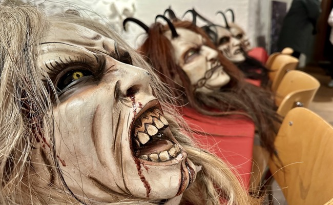 Die Perchtawiiber feiern mit einer angenehmen Dosis Aberglaube