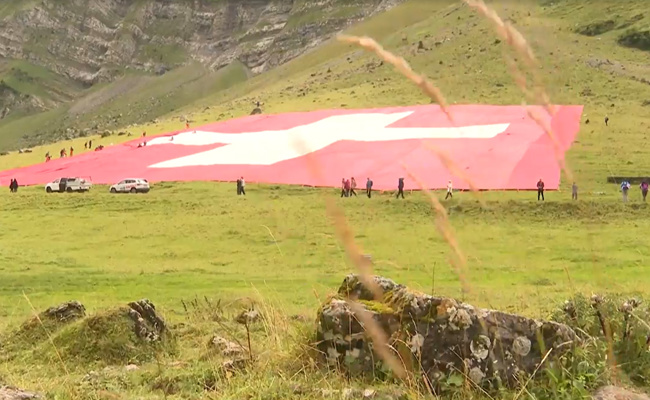 Wegen schlechtem Wetter: Grösste Schweizerfahne zum 1. August zerreisst nach dem Ausrollen