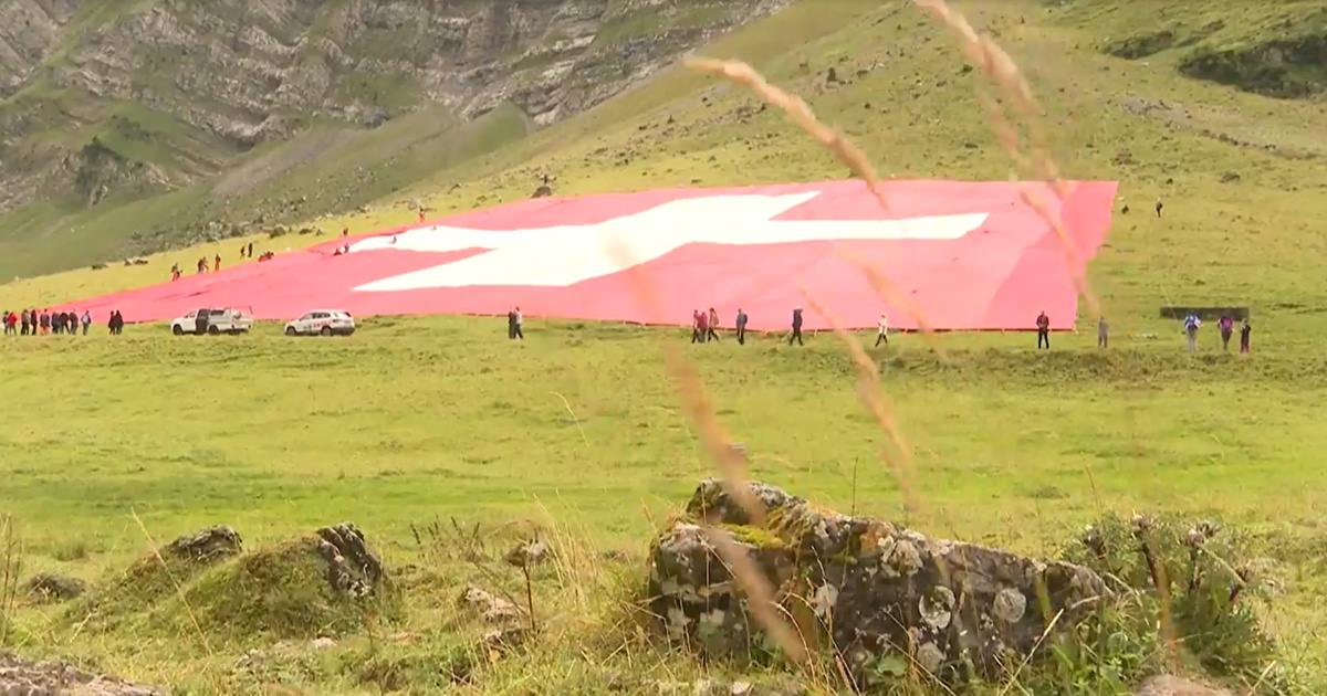 Due to bad weather: Largest Swiss flag for August 1st tears after being ...