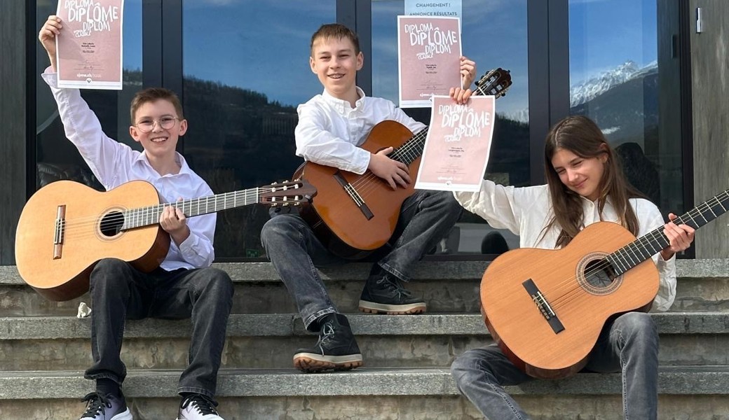 Das Gitarrenensemble von Klaus Wladar mit (von links) Louis Kulawik, Jan Toplak, Pia Langenegger trat in Sion an und erspielte den 1. Preis mit Auszeichnung.