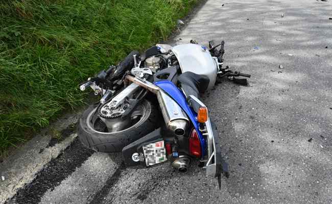 Frontalkollision zwischen Auto und Motorrad