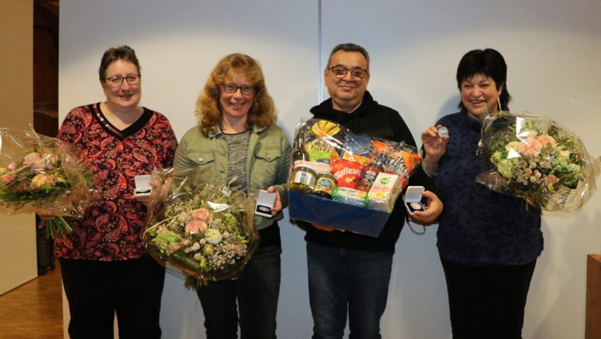  Die glücklichen Henry-Dunant-Medaillen-Empfänger (von links): Bernadette Signer-Fuchs, Martina Kobler, Giuseppe Zichella, Heidi Gantenbein. 