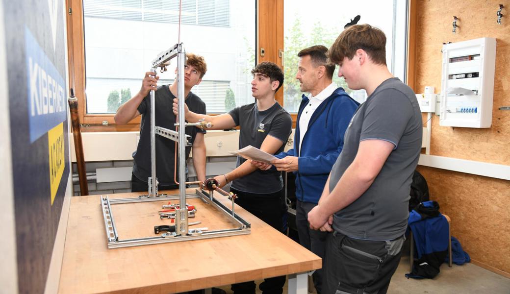 Ronni Müntener (Zweiter von rechts) mit Lernenden des ersten und zweiten Lehrjahrs in der Lernwerkstatt.