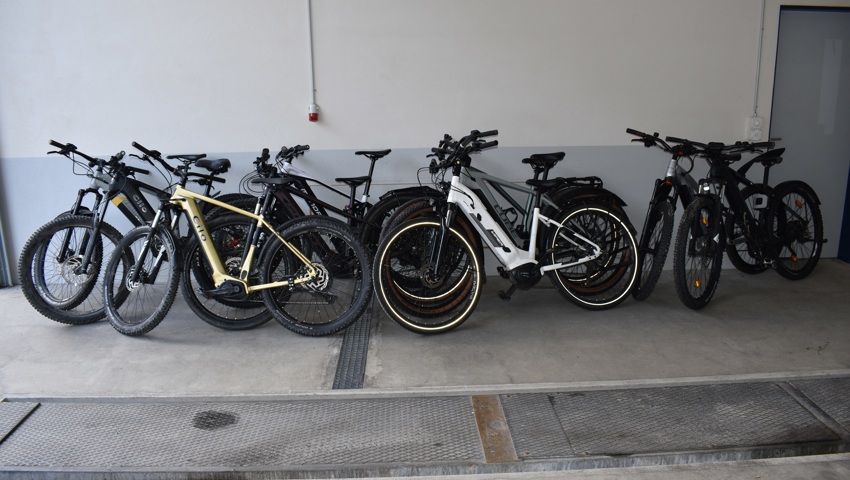 Mindestens drei der E-Bikes waren bereits als gestohlen gemeldet.
