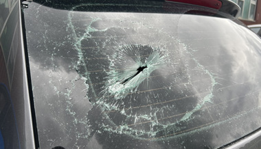 Stein gegen Auto geworfen – die Polizei sucht Zeugen