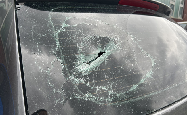 Stein gegen Auto geworfen – die Polizei sucht Zeugen