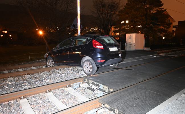 Mit Auto auf Bahngleisen gelandet