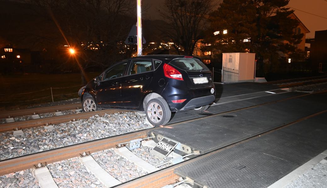 Der Grund für die Zugsausfällen am Donnerstagabend: Ein Auto landete auf den Bahngeleisten.