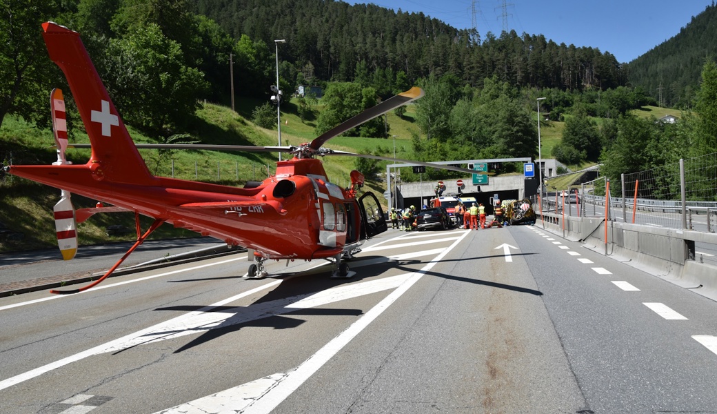 Zwei Rega-Helikopter brachten die Verletzen ins Spital.