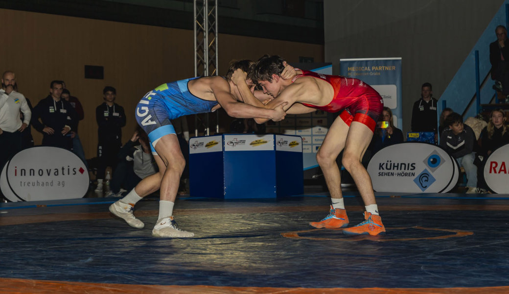 Tinio Ritter, hier in rot im letztjährigen Duell gegen Freiamt, zeigte gegen Nils Leutert einen sehr guten Kampf, konnte jedoch keinen Punkt erkämpfen.