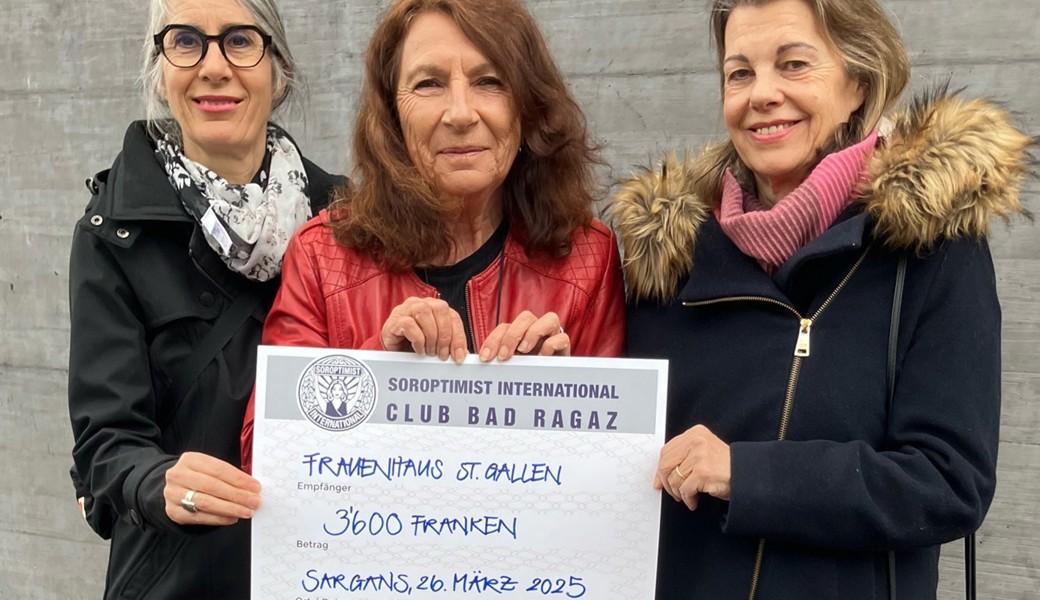 Die beiden Vertreterinnen von Soroptimist International, Club Bad Ragaz, Ernestina Abbühl (links) und Verena Kesselring (rechts), überreichen den Check an Silvia Vetsch, Frauenhaus St. Gallen.