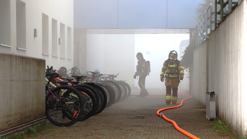 Starke Rauchbildung simulierte einen Brand. Das Treppenhaus konnte nach kurzer Zeit nicht mehr benutzt werden. 