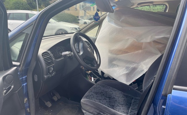 Bretter versperren Sicht: Autofahrer angezeigt