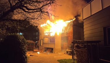Haus an der Kirchbüntstrasse wegen Holzkohle-Tischgrill in Brand geraten