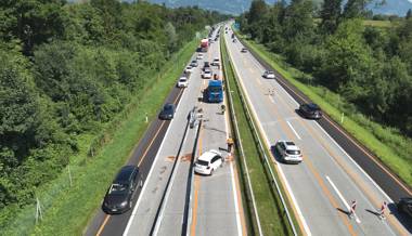 Fahrunfähig Totalschaden verursacht und zu Fuss von der A13 geflüchtet