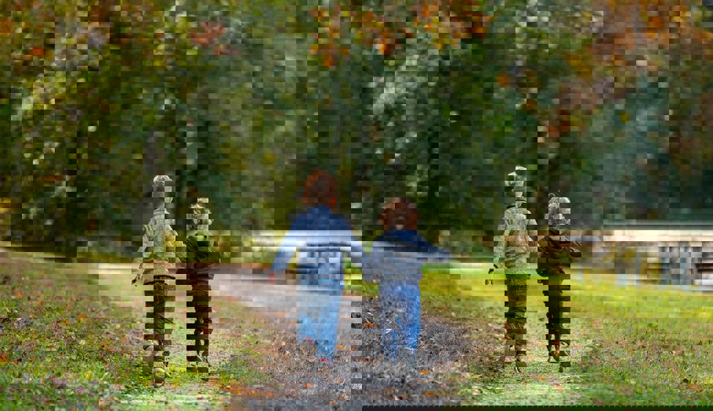 Die Kinder nur von hinten zu zeigen, wahrt deren Anonymität.