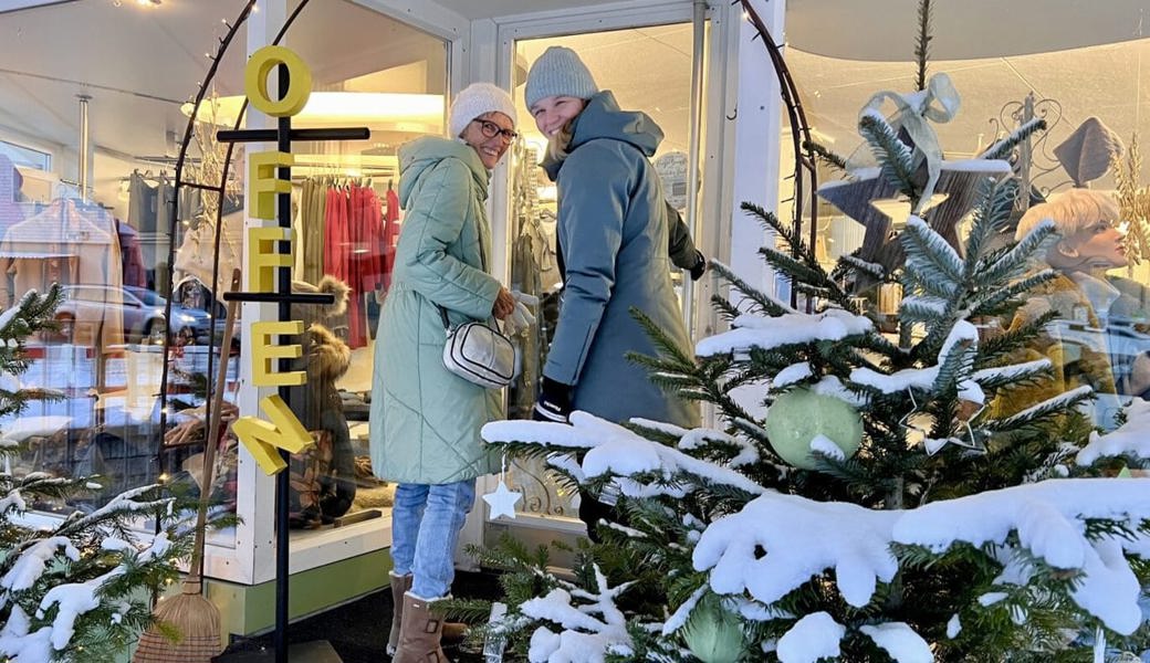  Besucherinnen des «Langen Samstags» flüchten von der Kälte ins Geschäft.