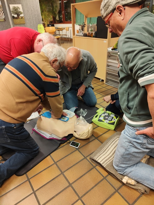Qualität und Sicherheit werden grossgeschrieben: Das Bild zeigt Fahrer in einer Ausbildung für lebensrettende Massnahmen. 