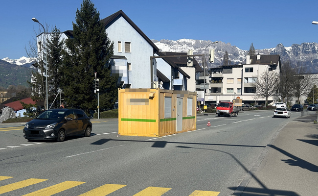 Lastwagen verliert Baucontainer auf Strasse