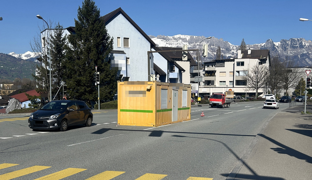 Lastwagen verliert Baucontainer auf Strasse