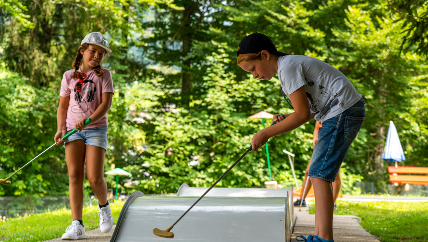 Wer es gemütlicher mag, spielt im Eggewäldli eine Partie Minigolf.