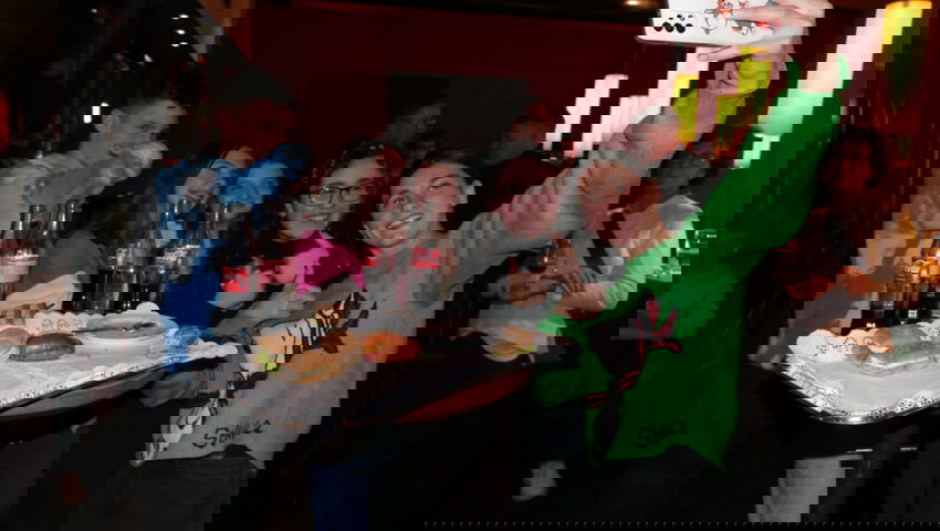  Elias, Sara, Finia, Rozerin und Izel amüsieren sich am Geburtstagsfest. Bild. Esther Wyss