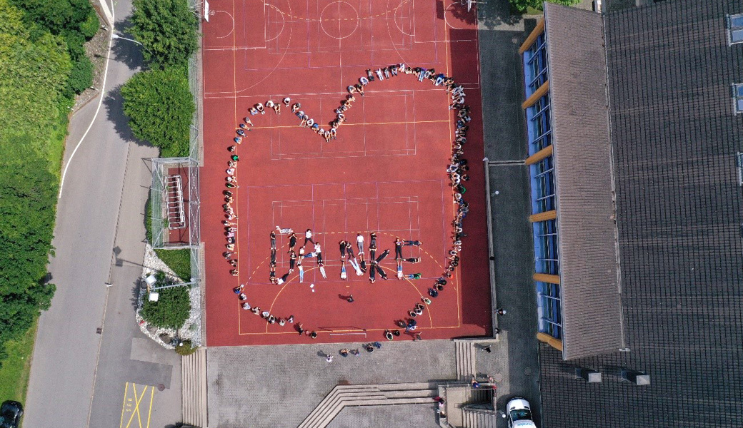 Die Festbesucherinnen und -besucher werden in einen Abend voller Erinnerungen an die Schulzeit in Salez eintauchen. 