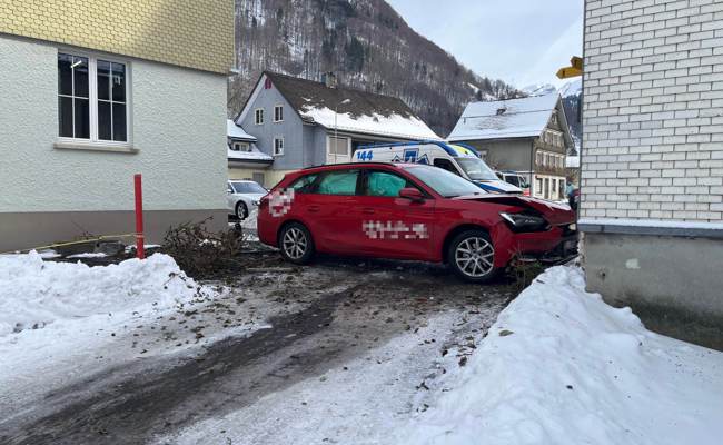 Selbstunfall: Mit Auto in Häuserfassaden geprallt
