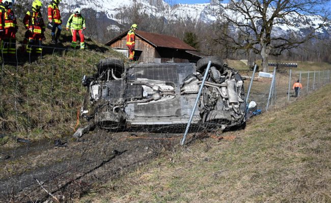 Frau und zwei Kinder überschlagen sich im Auto auf A13 und müssen ins Spital