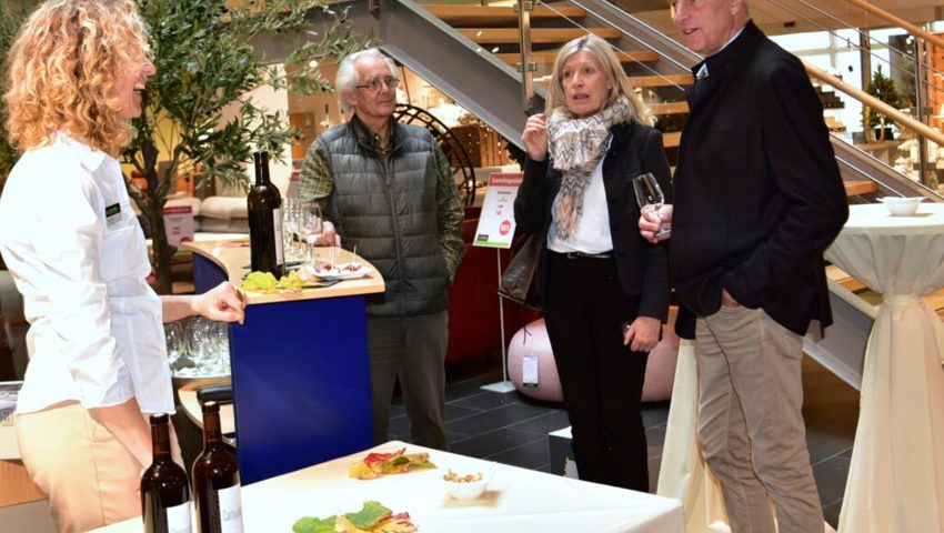  Winzerin Heidi Steiner-Gebelein bietet ihren Blauburgunder an. 