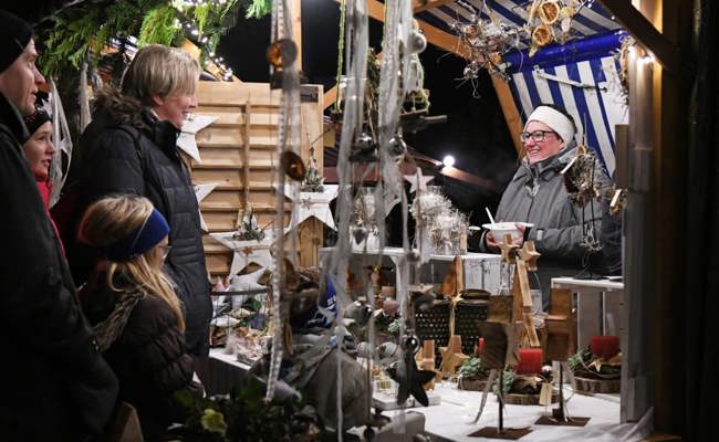 Grossandrang beim Samichlausbesuch am Chlaus- und Weihnachtsmarkt