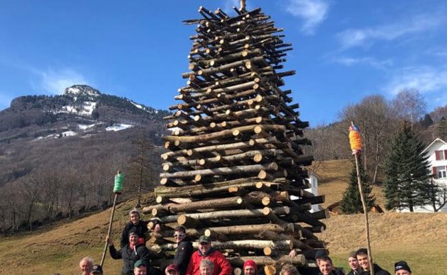 Bereit zum Brennen: Die Butziholzer haben den Funken fertig aufgestellt