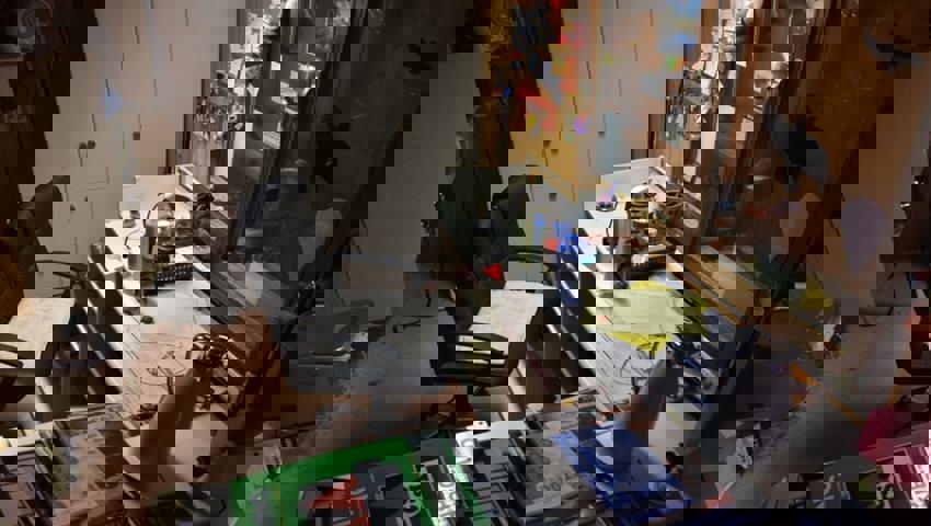  Blick in die sanierungsbedürftige Bürobaracke.