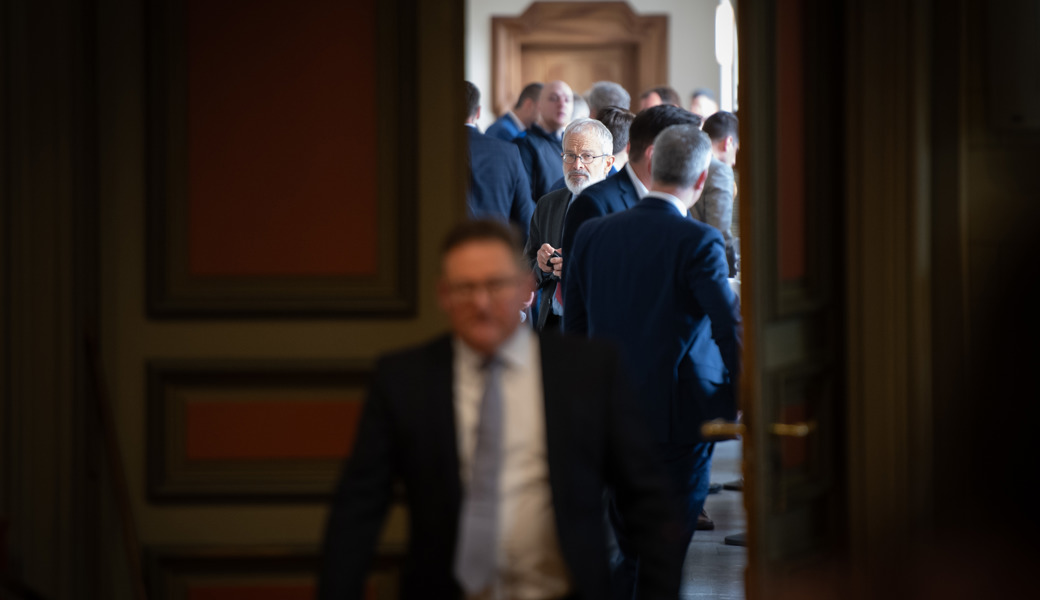 Bevor der Kantonsrat neue Gesetze verabschiedet oder Regierungsberichte zur Kenntnis nimmt, werden die Geschäfte in vorberatenden Kommissionen diskutiert. Hans Oppliger im Vorraum des Kantonsratssaals.