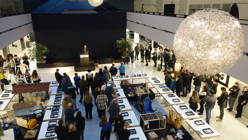 Im Lichthof des BZBS in Buchs wurden die besten Arbeiten ausgestellt.