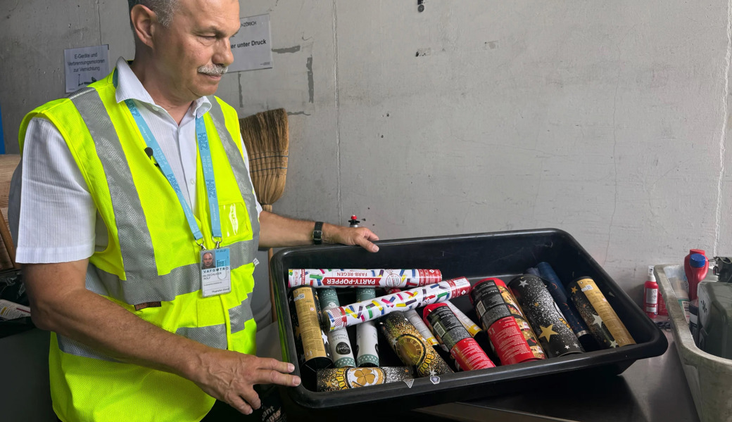 Rolf Blöchliger ist mitverantwortlich für die Sicherheit am Flughafen Zürich: Am Swiss-Hub müssen gefährliche Güter aus dem Gepäck genommen werden, so wie zum Beispiel Tischbomben.