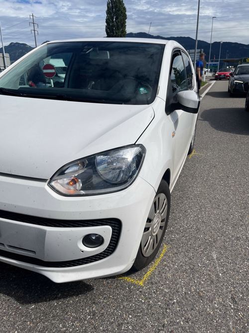 Der Autofahrer war aus der Autobahnausfahrt herausgefahren. Der Autofahrer war aus der Autobahnausfahrt herausgefahren.