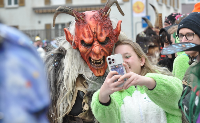 Wenn der Dorfkern aus allen Nähten platzt: Rambazamba und schrille Töne zur Fasnacht