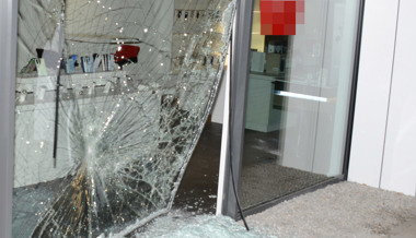 Schaufenster mit Schachtdeckel eingeschlagen: Zeugen gesucht