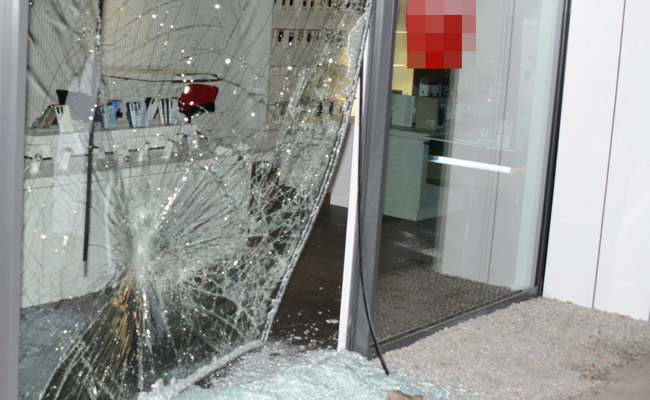 Schaufenster mit Schachtdeckel eingeschlagen: Zeugen gesucht