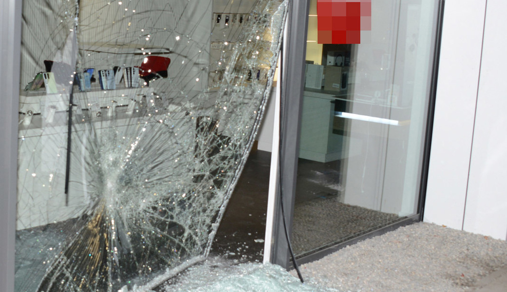 Massive Gewalt: Schaufenster mit Schachtdeckel eingeschlagen.