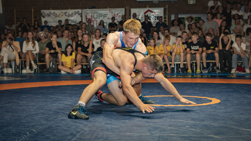 Roman Kehl (blau) erkämpfte sich kurz vor Kampfende die wichtige Zweierwertung.