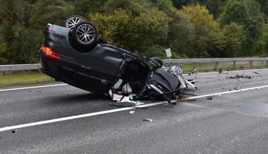 Zwei Verletzte bei heftigem Unfall in Schiers mit drei beteiligten Fahrzeugen