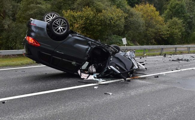 Zwei Verletzte bei heftigem Unfall in Schiers mit drei beteiligten Fahrzeugen